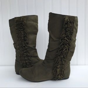 Girls Ruffled Qupid fall 🍁 boots!